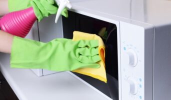 Как очистить микроволновку от грязи?