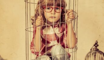 Родительская гиперопека — последствия и причины